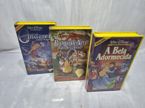 Lote composto por 03 fitas VHS originais da Disney ("Cinderela", "Branca de Neve e os Sete Anões" e "A Bela Adormecida"), em versões dubladas com estojos plásticos amarelos originais de época.