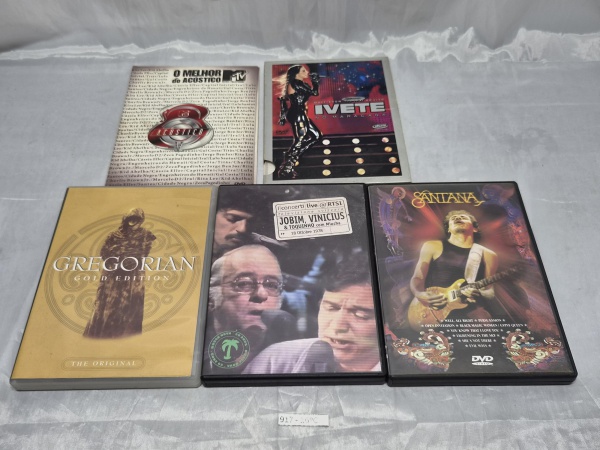 Lote composto por 05 DVDs originais de shows musicais ("O Melhor do Acústico MTV", "Ivete no Maracanã", "Gregorian - Gold Edition", "Jobim, Vinicius & Toquinho com Miúcha" e "Santana"), acondicionados