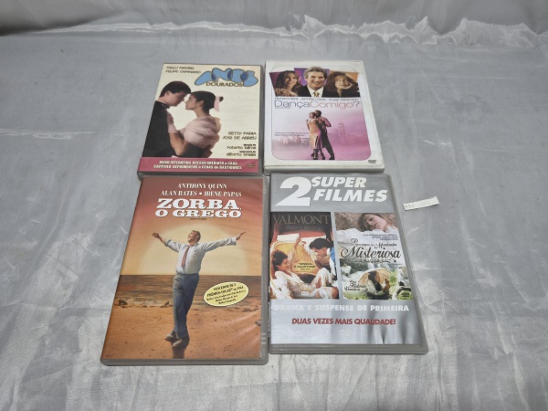 Lote composto por 04 DVDs originais, incluindo a minissérie "Anos Dourados" e os filmes "Dança Comigo?", "Zorba, o Grego" e o disco duplo "Valmont / Piquenique na Montanha Misteriosa", acondicionados