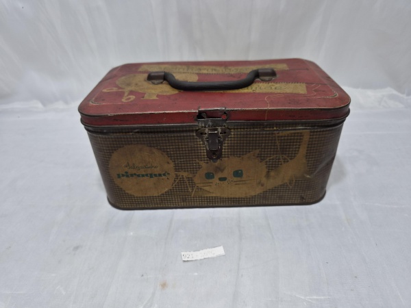 Antiga lancheira ou caixa de lata da Piraquê (década de 1950/1960), com estampa de gatinho e alça superior. Medindo 23cm x 14cm x 10cm de altura. No estado.