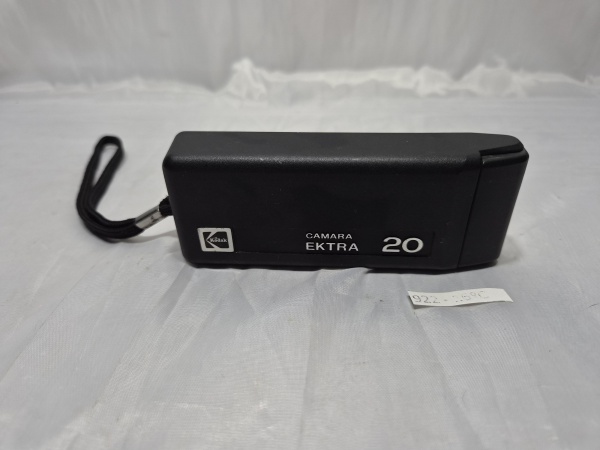 Câmera fotográfica analógica de bolso Kodak Ektra 20, fabricada durante os anos 1970 e 1980, não testada