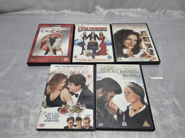 Lote composto por 05 DVDs originais de filmes do cinema internacional ("Chicago", "How to Lose Friends & Alienate People", "My Best Friend's Wedding", "The Wedding Date" e "Her Majesty, Mrs. Brown"),