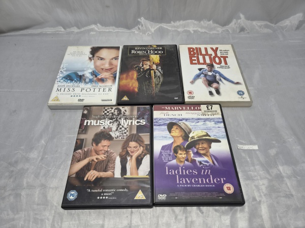 Lote composto por 05 DVDs originais de filmes do cinema internacional ("Miss Potter", "Robin Hood - Prince of Thieves", "Billy Elliot", "Music and Lyrics" e "Ladies in Lavender"), acondicionados em se