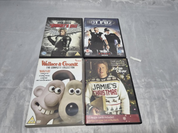 Lote composto por 04 DVDs originais de produções internacionais ("A Knight's Tale", "Hot Fuzz", "Wallace & Gromit - The Complete Collection" e "Jamie's Christmas"), acondicionados em seus estojos orig