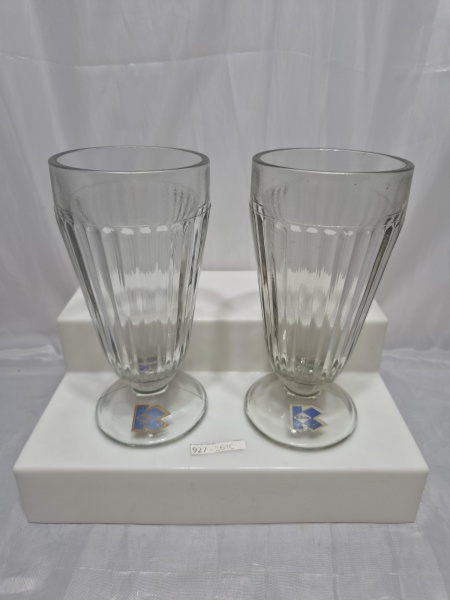 Lote de 2 tulipas de milk shake em vidro moldado com selo da Kibon. Medindo 8,5cm x 17,5cm de altura.