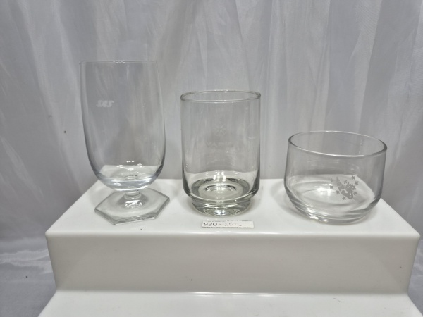 Lote de 3 copos em vidro com propagandas de cias aéreas. Medindo o maior 5cm x 11cm de altura.