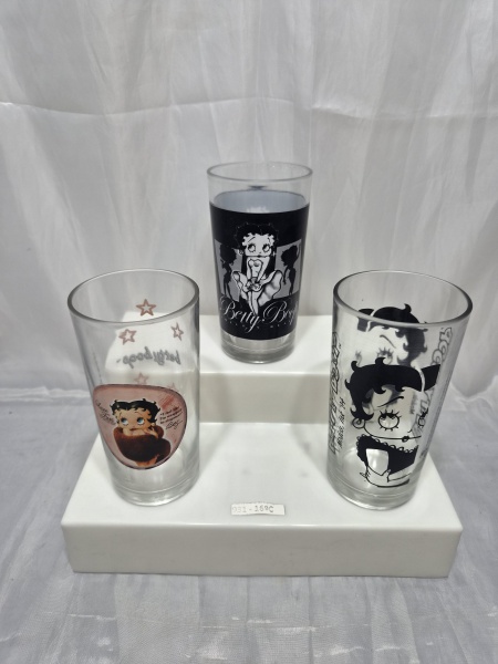 Lote de 3 copos de água, suco em vidro com estampa da Betty Boop. Medindo 7,5cm x 14cm de altura.