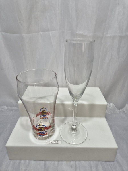 Lote de copo e taça em demicristal com propaganda. Medindo 8cm x 15,5cm de altura, 5cm x 22cm de altura.