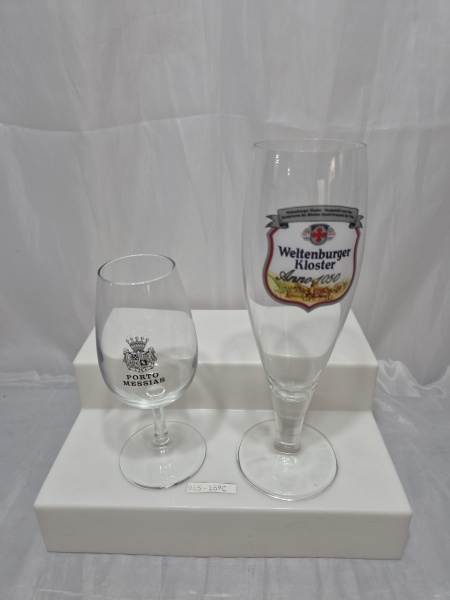 Lote de tulipas e taça em demicristal com propaganda. Medindo 5cm x 15,5cm de altura, 6cm x 22cm de altura.