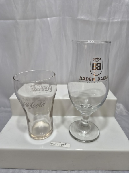 Lote de copo e taça em demicristal com propaganda. Medindo 7cm x 12cm de altura, 6cm x 17,5cm de altura.