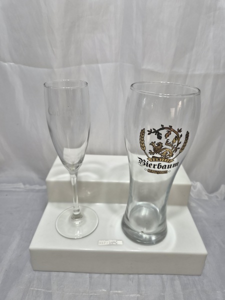 Lote de tulipa e taça em demicristal com propaganda. Medindo 8cm x 22cm de altura, 5cm x 22cm de altura.