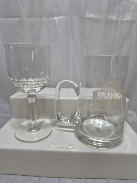 Lote de caneca e taça em demicristal com propaganda. Medindo 6,5cm x 15cm de altura, 7cm x 13,5cm de altura com trinca na pega.