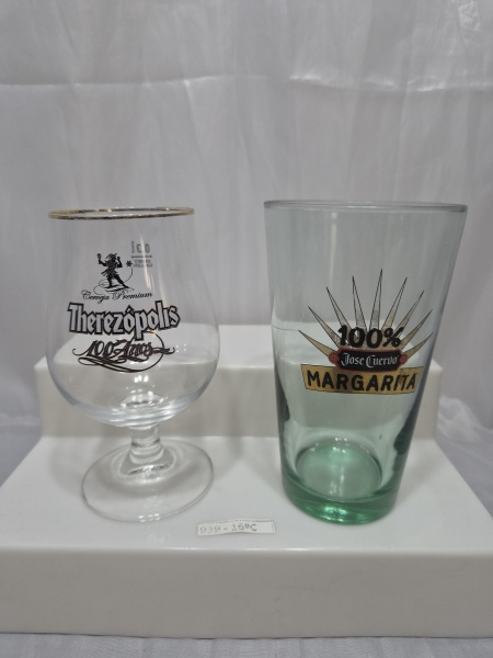 Lote de copo e taça em demicristal com propaganda. Medindo 8,5cm x 15cm de altura, 6,5cm x 14,5cm de altura.