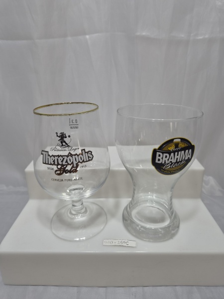 Lote de copo e taça em demicristal com propaganda. Medindo 6,5cm x 14,5cm de altura, 8,5cm x 14cm de altura.