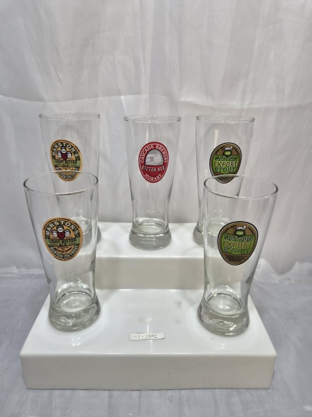 Jogo de 5 tulipas de cerveja em vidro com propagandas. Medindo 6,5cm x 16cm de altura.