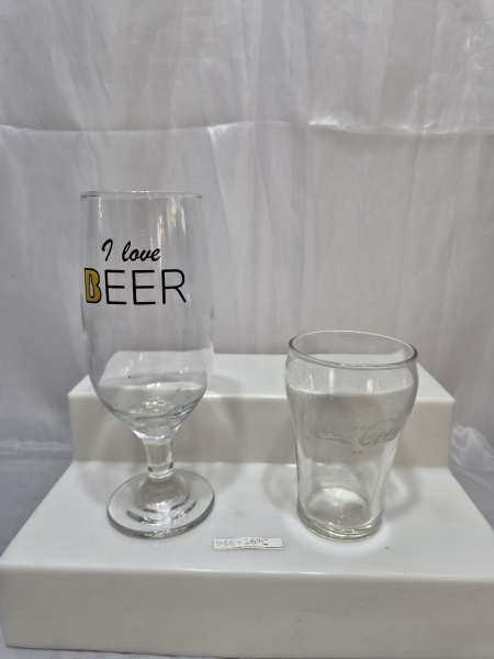 Lote de copo e taça em demicristal com propaganda. Medindo 6cm x 17,5cm de altura, 6,5cm x 10cm de altura.