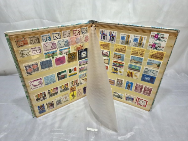 Álbum classificador de selos contendo coleção de selos postais do Brasil, predominantemente da década de 1970, reunindo diversos temas comemorativos e ordinários. Medindo o album 30cm x 25,5cm.