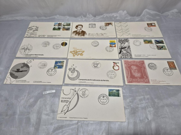 Lote composto por 10 envelopes de Primeiro Dia de Circulação (FDC) emitidos pela Empresa Brasileira de Correios e Telégrafos, contendo selos e carimbos comemorativos da década de 1970 com temas variad