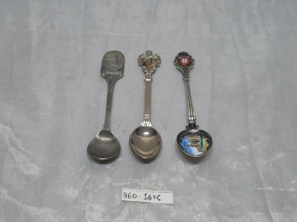 Lote composto por 03 colheres decorativas de coleção em metal tipo souvenir. Medindo a maior 12,5cm de comprimento