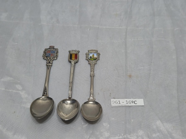 Lote composto por 03 colheres decorativas de coleção em metal tipo souvenir. Medindo a maior 11,5cm de comprimento