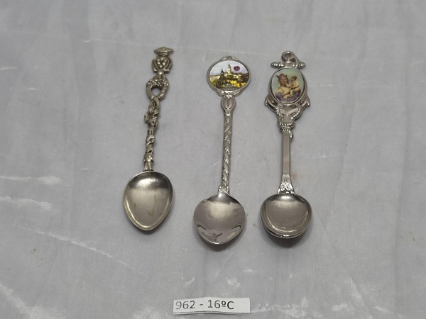 Lote composto por 03 colheres decorativas de coleção em metal tipo souvenir. Medindo a maior 13,5cm de comprimento