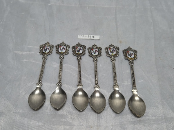 Jogo de 6 colheres decorativas de coleção em metal tipo souvenir de Portugal, com cabos trabalhados e aplicação esmaltada no topo representando o Galo de Barcelos. Medindo 11,5cm de comprimento