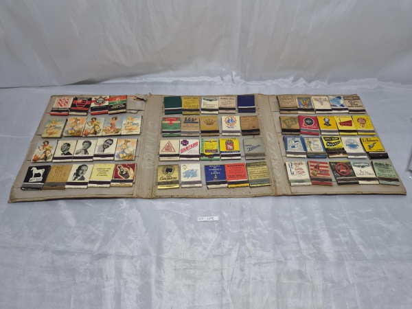 Lote composto por grande e variada coleção de carteiras de fósforo antigas de época, reunindo diversos temas como futebol, publicidade, pin-ups e ilustrações diversas, afixadas em painéis classificado