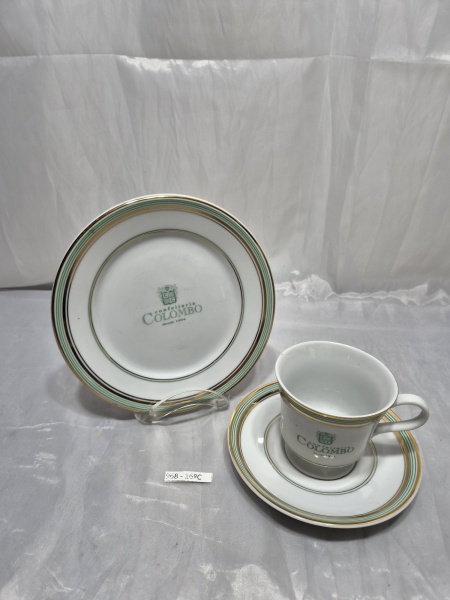 Trio de chá com bolo em porcelana da antiga Confeitaria Colombo, barra verde com friso ouro. Medindo a xicara 8cm x 7,5cm de altura.