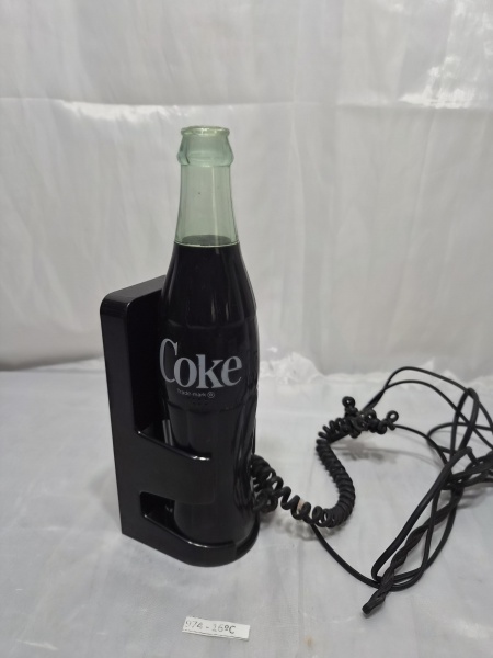 Antigo telefone em formato de garrafa de Coca-Cola, modelo 5000, década de 80. Medindo 25cm de altura. Não testado.