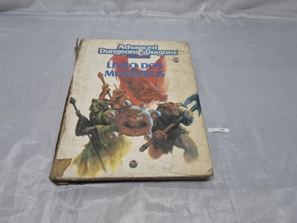 Livro de RPG "Advanced Dungeons & Dragons 2nd Edition - Livro dos Monstros", em português, brochura ilustrada com desgaste natural pelo tempo e marcas de manuseio nas extremidades e na lombada.