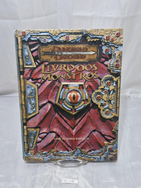 Livro de RPG "Dungeons & Dragons - Livro dos Monstros (Livro de Regras Básicas III)", edição em português, capa dura ilustrada, em bom estado de conservação com discretas marcas de manuseio nas extrem