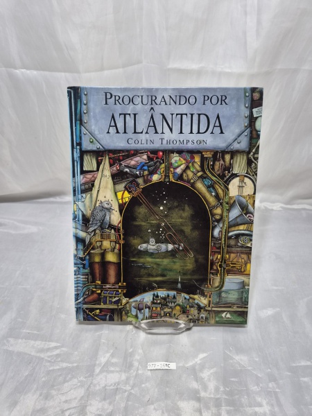Livro ilustrado "Procurando por Atlântida", de Colin Thompson, capa dura com ilustrações detalhadas em português, em ótimo estado de conservação.