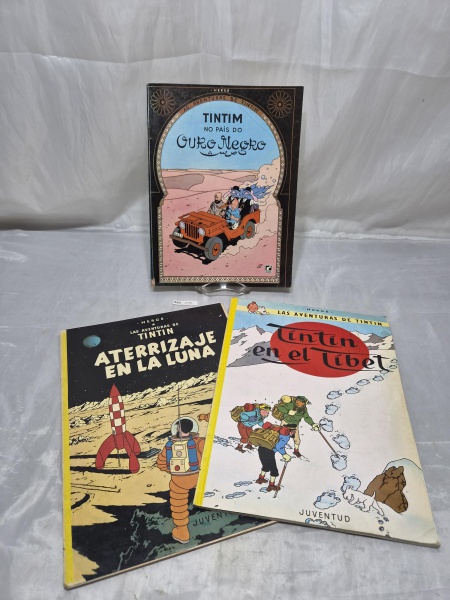 Lote composto por 3 livros de quadrinhos "Las Aventuras de Tintin" por Hergé, sendo 2 edições em espanhol da Editorial Juventud e 1 em portugues da Editora Record, apresentando marcas do tempo e desga