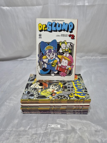 Lote de mangás "Dr. Slump" por Akira Toriyama, publicação Conrad Editora, incluindo os números 2, 3, 4, 5, 8, 9, 10, 11, 12, 13 e 14, apresentando leve amarelamento e marcas de manuseio.
