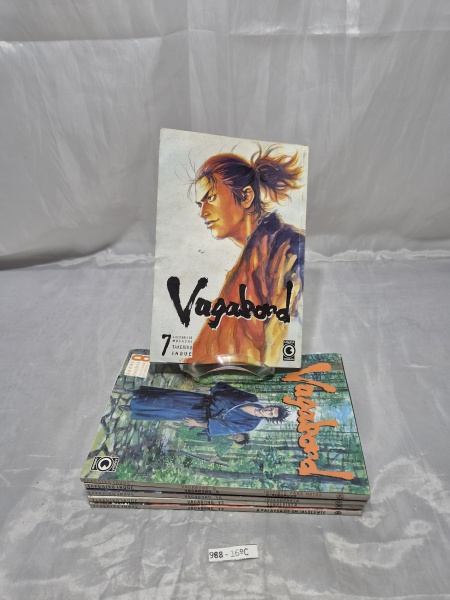 Lote composto por 6 volumes do mangá "Vagabond" por Takehiko Inoue, publicação Conrad Editora, incluindo os números 7, 8, 9, 10, 11 e 12, apresentando amarelamento natural e leves marcas de manuseio.