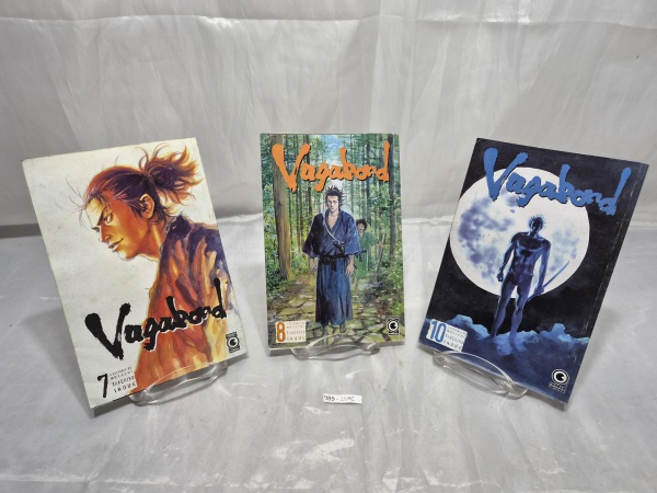 Lote composto por 3 volumes do mangá "Vagabond" por Takehiko Inoue, publicação Conrad Editora, incluindo os números 7, 8 e 10, apresentando amarelamento natural e marcas de manuseio.