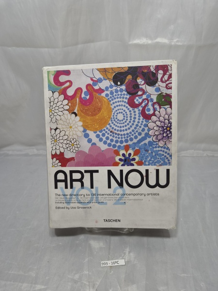 Descrição: Livro "Art Now Vol. 2 - The new directory to 136 international contemporary artists", editado por Uta Grosenick, editora Taschen, capa brochura ilustrada, apresentando discretas marcas de m