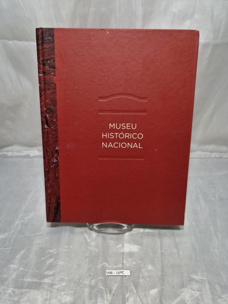 Livro ilustrado "Museu Histórico Nacional", capa dura em tom vermelho com inscrições em relevo, ricamente ilustrado com fotos e reproduções coloridas, em excelente estado de conservação.