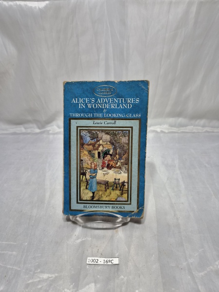 Livro "Alice's Adventures in Wonderland & Through the Looking-Glass", de Lewis Carroll, edição clássica com capa em tons de azul da Bloomsbury Books, ilustrado.