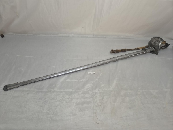 Espada militar do Exército Brasileiro com guarda em metal ostentando o Brasão da República, fiel em cordão trançado e bainha metálica original. Confeccionada pela Eberle. Medindo 100cm comprimento tot