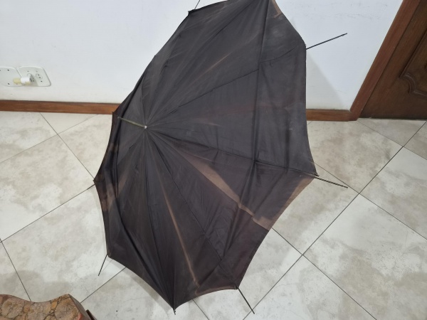 Guarda-chuva antigo, estrutura em metal e elegante cabo curvo anatômico com acabamento em madeira e ponteira em osso ou chifre. Medindo 90cm de comprimento fechado, 120cm de diâmetro. Necessita trocar