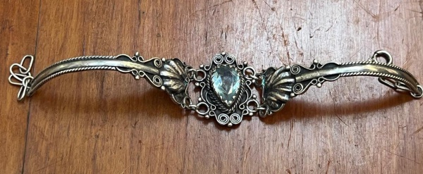 Pulseira de prata com design indiano e pedra natural central. O acessório apresenta características marcantes do estilo étnico e artesanal do Rajastão, combinando técnicas tradicionais de filigrana e