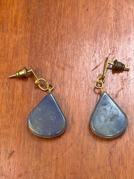 Brincos de gota de quartzo azul feitos com pinos em dourado.