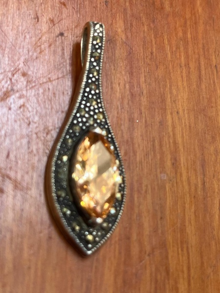 Pingente em prata de lei e pedra natural de formato navete/gota alongada.