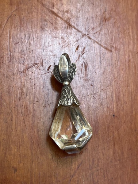 Pingente vintage de cristal facetado com acabamento em prata de lei.