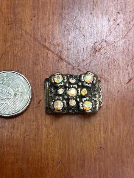 Fecho vintage de metal para bijuteria multifios, muito utilizado na confecção e restauração de colares ou pulseiras de várias voltas.