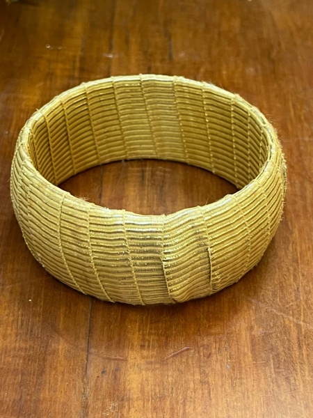 Pulseira de capim dourado, um dos artigos mais emblemáticos do artesanato brasileiro.