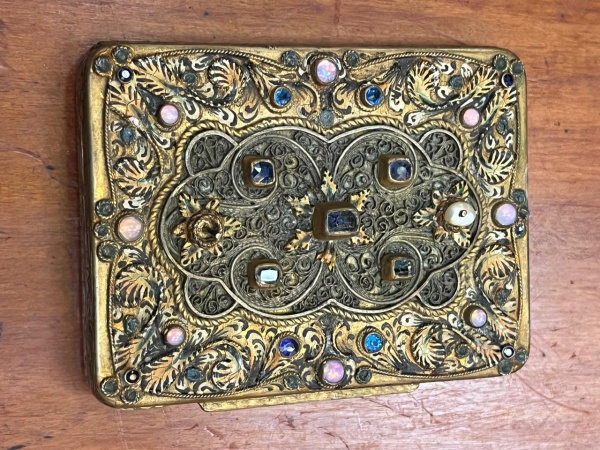 Caixa de rapé antiga (tabatière), porta-joias ou porta-pílulas compacto de estilo clássico europeu. O item apresenta forte influência estética da joalheria Austro-Húngara e do período historicista do