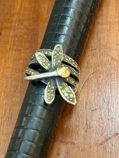Anel Libélula em Prata e Ouro com Marcassitas. O modelo traz o inseto estilizado montado sobre um aro vazado de múltiplas tiras texturizadas, unindo o estilo vintage ao design Art Nouveau.Aro 16.