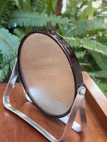 Espelho de mesa vintage giratório, um clássico item de penteadeira muito popular entre as décadas de 1960 e 1970.
